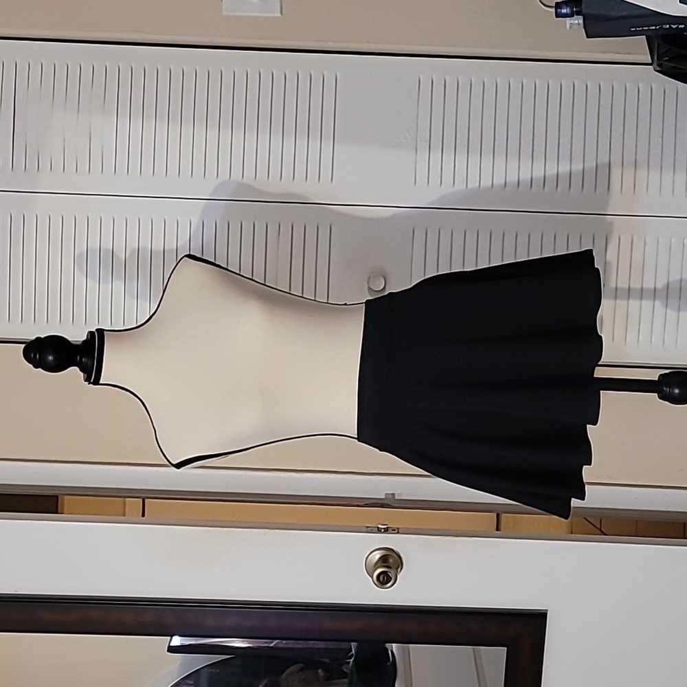 5/$25 Black short flowy skirt Women size S